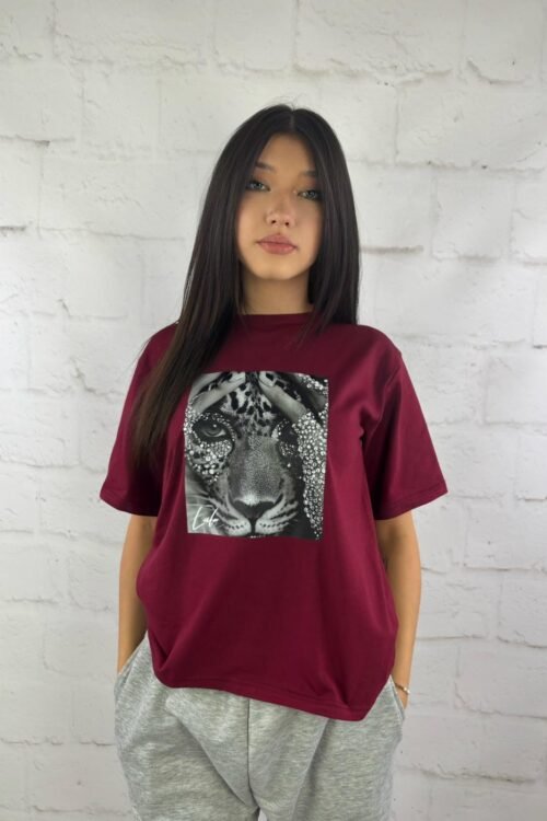 Bordowa koszulka z czarno-białą panterą